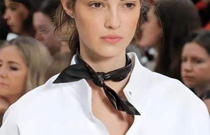 How to Choose the Right Scarf – Fabric & Length Guide